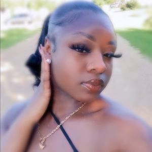 Meet your Posher, Alexis